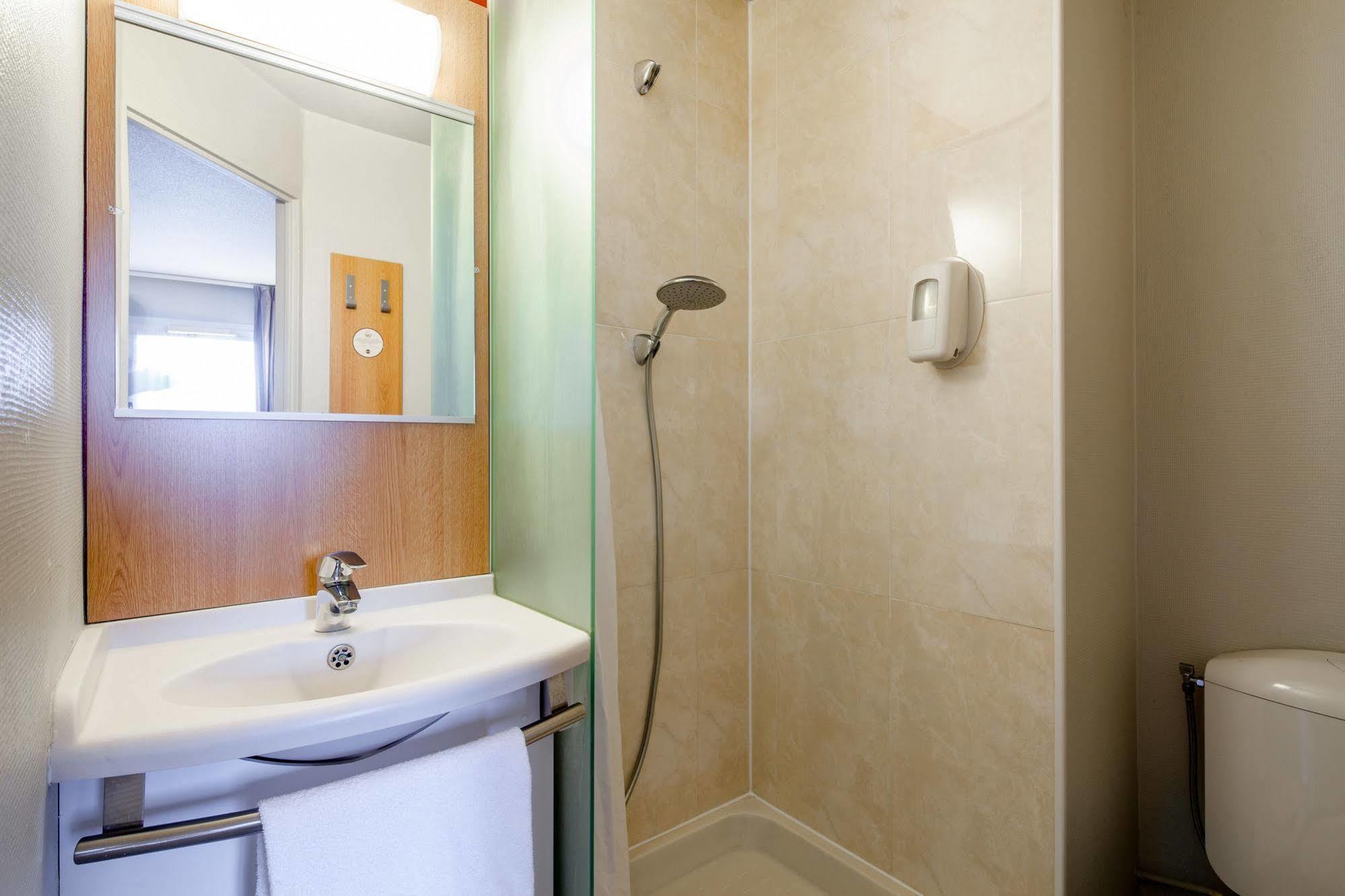 B&B Hotel Montlhery Линас Экстерьер фото